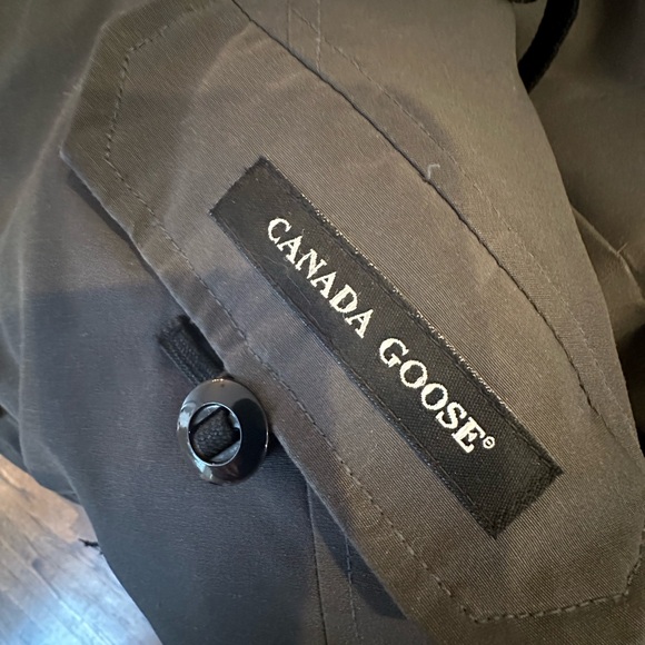 Canada Goose Winter Parka. Ladies size large. - Picture 7 of 15